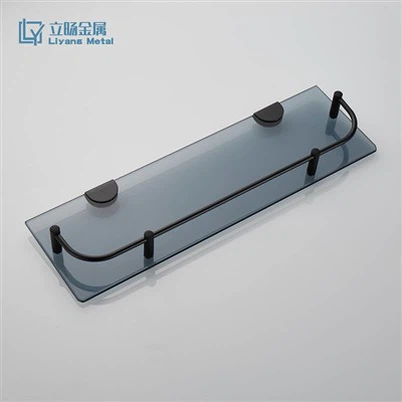 Staklena polica sa crnim nosačima